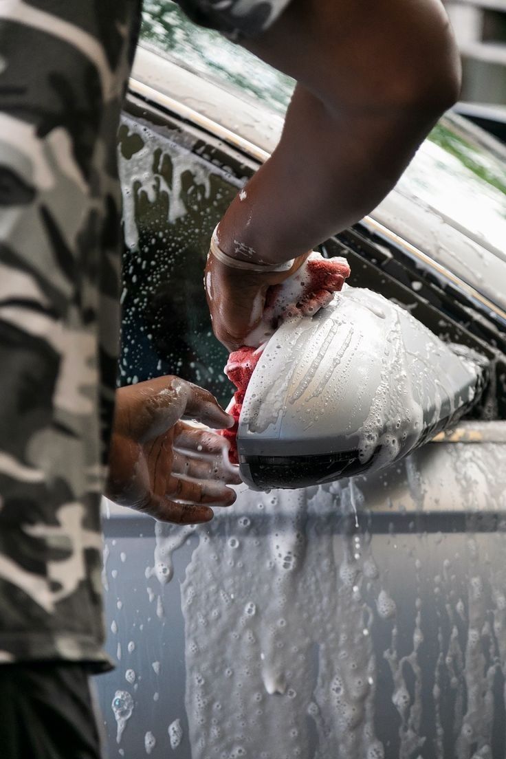 Washing a side mirror